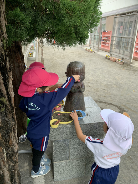 ののさまに話しかける子どもたち