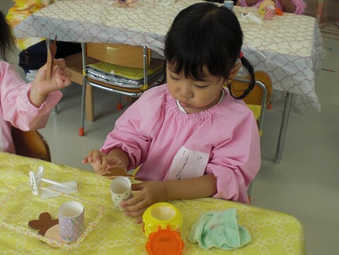 織姫様と彦星様の顔をトイレットペーパーの芯の体につけます（年少）
