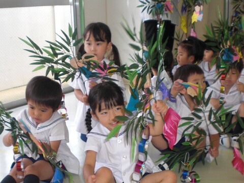 七夕飾りを持って写真を撮るよ（年中）