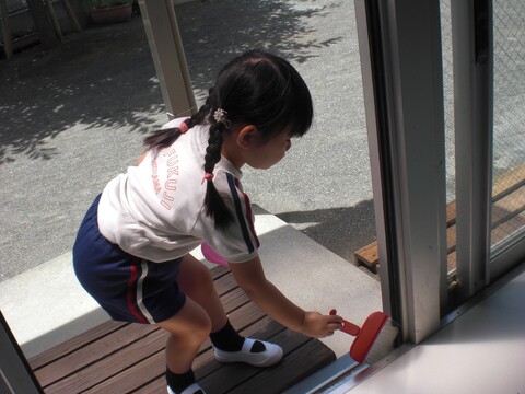 窓のさんもきれいにするよ！