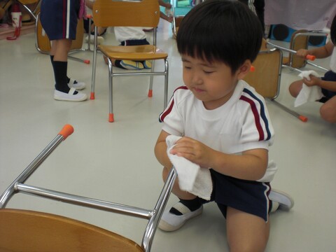 自分の椅子は自分で拭くよ！