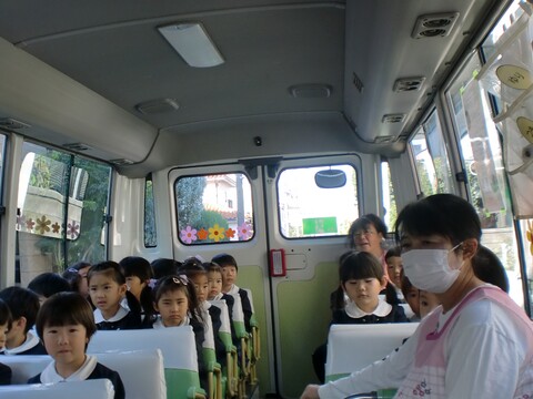 第二幼稚園のバスに乗り、お寺にいきました。