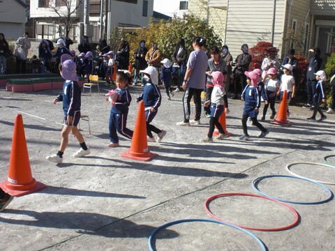 ジグザグと三角コーンの道を通ります