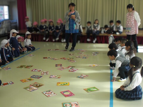 聞き漏らさないように静かに聞きます