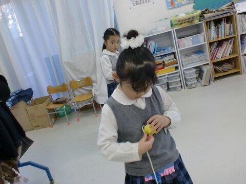 ひも練習中。