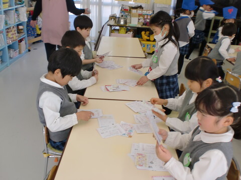 葉書の向きを揃えているよ。